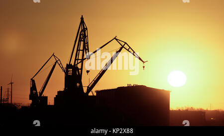 Silhouette d'une grue flottante dans le port de Hambourg Banque D'Images