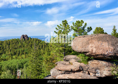Réserve naturelle de Stolby ('Les Piliers"). Vue du quatrième pilier à plumes rock 'complexe'. Région de Krasnoïarsk. La Russie Banque D'Images