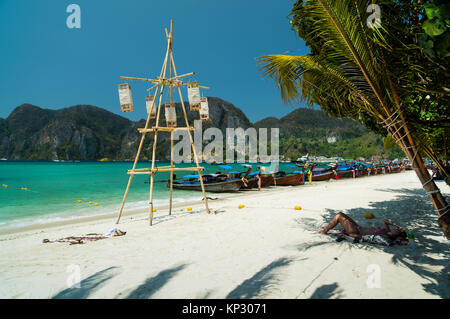 Tonsai Beach bay view avec de nombreux bateaux longtail traditionnels et parking front de mer palm en Thaïlande, l'île Phi Phi, Krabi, Mer Andaman Banque D'Images