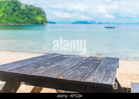 Haut de table Une table de bois sur le fond de la mer pour vos objets Banque D'Images