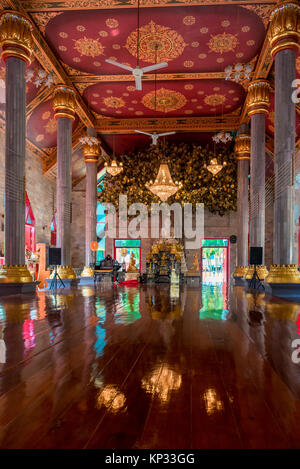 Temple bouddhiste traditionnel avec un Bouddha sur l'autel en Thaïlande Banque D'Images