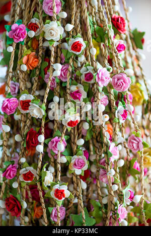 Des guirlandes de fleurs magnifiques pour les coiffures dans le bazar close up Banque D'Images