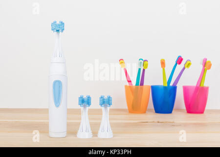 Brosses à dents ultra fines dans des verres colorés et modernes, brosse à dents électrique libre. L'industrie dentaire. Différents types de brosses à dents. Beau sourire c Banque D'Images