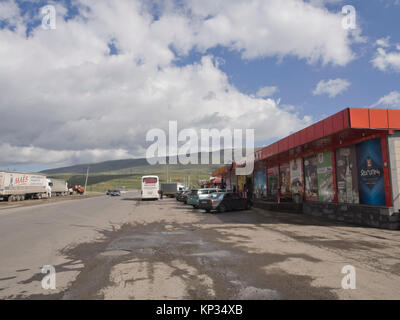 Arrêt de la route et avec des magasins et les salles de repos sur la route principale le long du lac Sevan en Arménie Banque D'Images