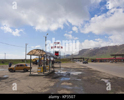 Arrêter et en bordure de la station essence sur la route principale le long du lac Sevan en Arménie Banque D'Images
