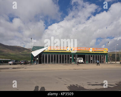 Arrêt en bordure de la voiture et les pneus et l'atelier de réparation sur la route principale le long du lac Sevan en Arménie Banque D'Images