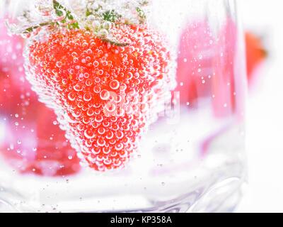 Des fraises fraîches dans l'eau minérale avec boobles Banque D'Images