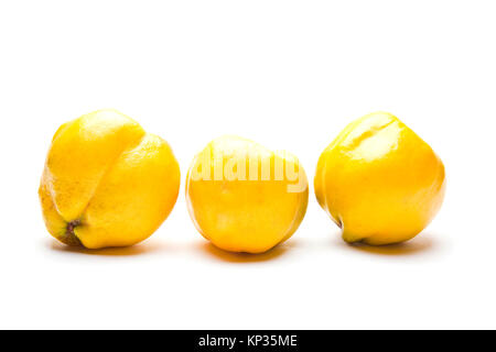 Coings poire isolé sur fond blanc Banque D'Images