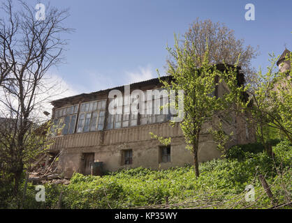 De vieilles maisons dans le village de Gosh par le parc national de Dilijan en Arménie Banque D'Images