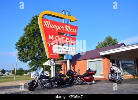 Liban, Missouri, USA - 18 juillet 2017 : Munger Moss Motel et vintage en néon sur l'historique Route 66 au Missouri. Banque D'Images