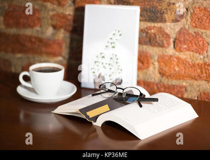 Scène de lecture de livres, book, book reader, verres et café Banque D'Images