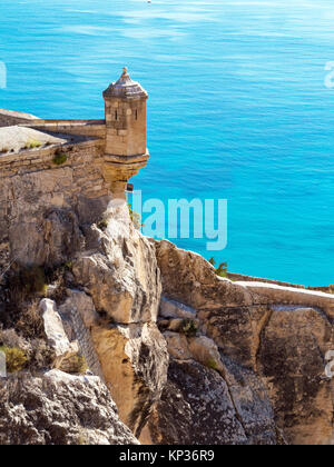 Vue sur la mer Méditerranée et une tourelle dans le château de Santa Barbara à Alicante Espagne Banque D'Images