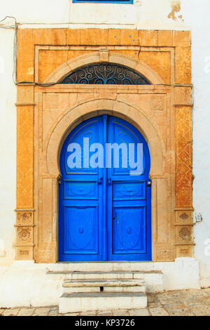 Porte bleu traditionnel avec ornement en Sidi Bou Said. Banque D'Images