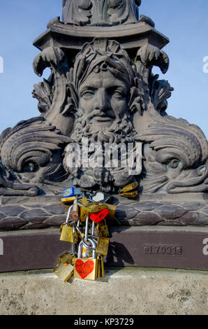 Paris, France. Pont Neuf (pont) Des milliers de cadenas Serrures - l'amour avec des couples' names - attaché au pont. Banque D'Images