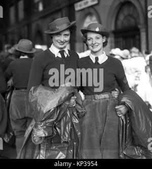 Les filles de l'Armée de terre des femmes quittent Londres pour la campagne du Kent 6th août 1941 anciens ouvriers d'usine, sœurs Ava et Blanche Horn, (« premières filles 'Bevin'- conscrits et bénévoles de l'Armée de terre) Banque D'Images