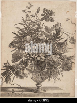 Cette gravure de Jean-Baptiste Monnoyer représente des fleurs disposées dans un vase en verre, montrant une composition botanique détaillée et un motif floral décoratif du XVIIe siècle. Banque D'Images