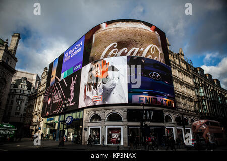 Picadilly, Cirrcus London,UK, 8 décembre 2017, célèbre Comité de la publicité numérique à picadilly circus à Londres UK Banque D'Images