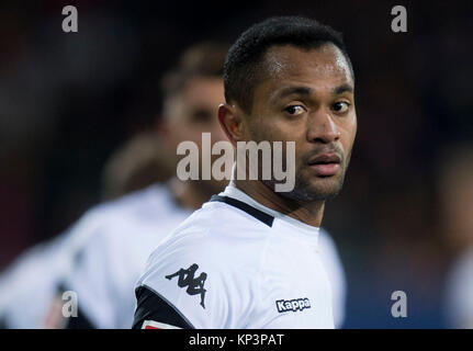 Gladbach's Raffael réagit au cours de la Bundesliga match de foot entre Fribourg et Borussia Moenchengladbach dans le Schwarzwald stadium à Freiburg im Breisgau, Allemagne, 12 décembre 2017. Photo : Steffen Schmidt/dpa Banque D'Images