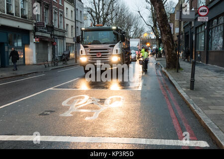 Londres, Angleterre, Royaume Uni - 13 décembre 2017 : faire une campagne "La voie cyclable protégée' pour les cyclistes dans un appel d'une meilleure infrastructure pour la marche et le vélo sur la rue Penton, un transport pour Londres 'Quietway» à Islington, Londres. Banque D'Images