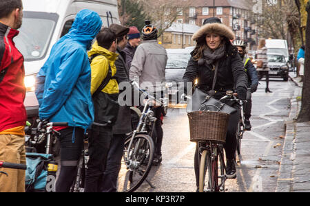 Londres, Angleterre, Royaume Uni - 13 décembre 2017 : faire une campagne "La voie cyclable protégée' pour les cyclistes dans un appel d'une meilleure infrastructure pour la marche et le vélo sur la rue Penton, un transport pour Londres 'Quietway» à Islington, Londres. Banque D'Images