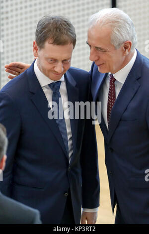 Dresde, Allemagne. 13 Décembre, 2017. L'ancien Premier Ministre de Saxe Stanislaw Tillich (CDU) félicite le nouveau Premier Ministre de Saxe, Michael Kretschmer (Union chrétienne démocrate, l) au cours de la réunion du parlement de l'Etat à Dresde, Allemagne, 13 décembre 2017. Kretschmer a été élu au premier tour de vote au cours de la réunion du parlement de l'état de Saxe. Crédit : Jan Woitas/dpa/Alamy Live News Banque D'Images