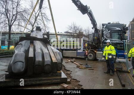 Edinburgh, Royaume-Uni. 13 Décembre, 2017. La plus grande des trois sculptures, le pied, qui compose le manuscrit de Monte Cassino par Eduardo Paolozzi a été retiré de son site sur la Picardie place pour permettre travaille sur le nouveau quartier St James. L'œuvre a été commandée par l'entrepreneur, monsieur Tom Farmer et se souvient de l'attentat PENDANT LA SECONDE GUERRE MONDIALE du monastère de Monte Cassino - près de l'accueil familial. Credit : Riche de Dyson/Alamy Live News Banque D'Images
