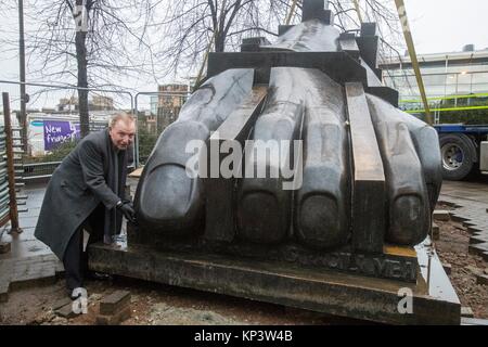 Edinburgh, Royaume-Uni. 13 Décembre, 2017. La plus grande des trois sculptures, le pied, qui compose le manuscrit de Monte Cassino par Eduardo Paolozzi a été retiré de son site sur la Picardie place pour permettre travaille sur le nouveau quartier St James. L'œuvre a été commandée par l'entrepreneur, monsieur Tom Farmer et se souvient de l'attentat PENDANT LA SECONDE GUERRE MONDIALE du monastère de Monte Cassino - près de l'accueil familial. Credit : Riche de Dyson/Alamy Live News Banque D'Images