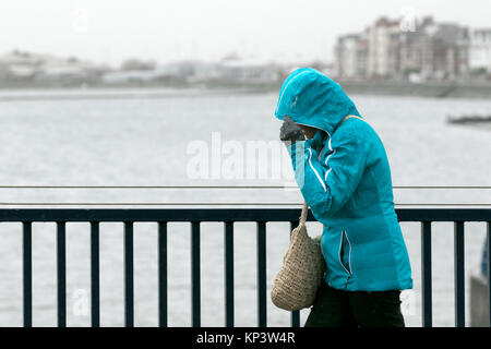 Southport, Merseyside, fortes pluies dans la région de Southport. 13 décembre 2017. Météo britannique. Après un week-end de froid glacées, shoppers Noël brave la pluie diluviennes comme ils s'aventurer dans le centre-ville de Southport. De fréquentes averses hivernales continuera la nuit, tournant parfois en rafales de neige s'accumuler sur les collines. Credit : Cernan Elias/Alamy Live News Banque D'Images