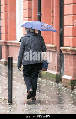 Southport, Merseyside, fortes pluies dans la région de Southport. 13 décembre 2017. Météo britannique. Après un week-end de froid glacées, shoppers Noël brave la pluie diluviennes comme ils s'aventurer dans le centre-ville de Southport. De fréquentes averses hivernales continuera la nuit, tournant parfois en rafales de neige s'accumuler sur les collines. Credit : Cernan Elias/Alamy Live News Banque D'Images