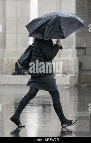 Southport, Merseyside, fortes pluies dans la région de Southport. 13 décembre 2017. Météo britannique. Après un week-end de froid glacées, shoppers Noël brave la pluie diluviennes comme ils s'aventurer dans le centre-ville de Southport. De fréquentes averses hivernales continuera la nuit, tournant parfois en rafales de neige s'accumuler sur les collines. Credit : Cernan Elias/Alamy Live News Banque D'Images