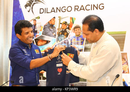 Colombo, Sri Lanka. 13 Décembre, 2017. Malagamuva Dilantha(L) présentant le T-shirt de sa marque(Dilango racing) au ministre du sport Dayasiri jayasekera(R) au cours de la conférence de presse, colombo Sri Lanka. Credit : Vimukthi Embuldeniya/Alamy Live News Banque D'Images