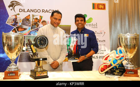 Colombo, Sri Lanka. 13 Décembre, 2017. Malagamuva Dilantha(R) et ministre du sport Dayasiri jayasekera(L) représente pour la photo après la conférence de presse, colombo Sri Lanka. Credit : Vimukthi Embuldeniya/Alamy Live News Banque D'Images