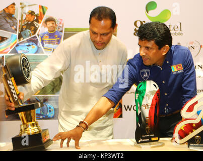 Colombo, Sri Lanka. 13 Décembre, 2017. Malagamuva Dilantha(R) et ministre du sport Dayasiri jayasekera(L) en regardant les Trophy au cours de la conférence de presse, colombo Sri Lanka. Credit : Vimukthi Embuldeniya/Alamy Live News Banque D'Images