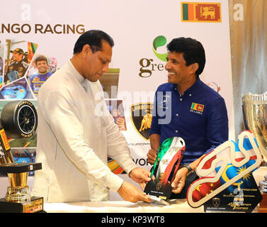 Colombo, Sri Lanka. 13 Décembre, 2017. Malagamuva Dilantha(R) et ministre du sport Dayasiri jayasekera(L) en regardant les Trophy au cours de la conférence de presse, colombo Sri Lanka. Credit : Vimukthi Embuldeniya/Alamy Live News Banque D'Images