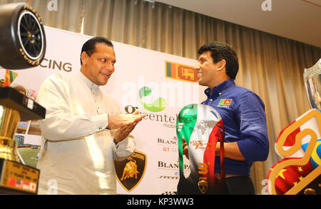 Colombo, Sri Lanka. 13 Décembre, 2017. Ministre du sport Dayasiri jayasekera(L) discuter avec Dilantha Malagamuva(R) au cours de la conférence de presse, colombo Sri Lanka. Credit : Vimukthi Embuldeniya/Alamy Live News Banque D'Images