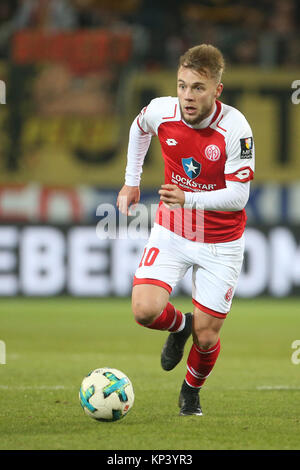 Mainz, Allemagne. Dec 12, 2017. Mainz' Alexandru Maxim en action pendant le match de football Bundesliga FSV Mayence 05 entre Borussia Dortmund et dans l'Opel Arena à Mainz, Allemagne, 12 décembre 2017. Crédit : Thomas Frey/dpa/Alamy Live News Banque D'Images