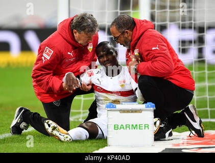 Berlin, Allemagne. 13 Décembre, 2017. Stuttgart, Chadrac Akolo est pousse au cours de la Bundesliga match de foot entre 1899 Hoffenheim et le VfB Stuttgart dans le Rhein-Neckar-Arena de Berlin, Allemagne, 13 décembre 2017. (CONDITIONS D'EMBARGO - ATTENTION : En raison de la lignes directrices d'accréditation, le LDF n'autorise la publication et l'utilisation de jusqu'à 15 photos par correspondance sur internet et dans les médias en ligne pendant le match.) Crédit : Uwe Anspach/dpa/Alamy Live News Banque D'Images