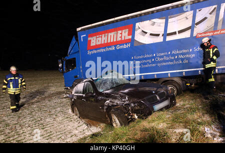 Binzwangen, Allemagne. 13 Décembre, 2017. Stand des pompiers de nect un camion et une voiture endommagée sur le L278 entre Binzwangen et Heiligkreuztal dans Binzwangen, Allemagne, 13 décembre 2017. Un automobiliste a commencé à déraper après l'échec d'une manoeuvre de rattrapage et s'écrasa dans un camion. Le conducteur de la voiture a été tué dans l'accident. Crédit : Thomas Warnack/dpa/Alamy Live News Banque D'Images