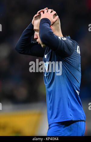 Berlin, Allemagne. 13 Décembre, 2017. Hoffenheim est Pavel Kaderabek au cours de gestes la Bundesliga match de foot entre 1899 Hoffenheim et le VfB Stuttgart dans le Rhein-Neckar-Arena de Berlin, Allemagne, 13 décembre 2017. (CONDITIONS D'EMBARGO - ATTENTION : En raison de la lignes directrices d'accréditation, le LDF n'autorise la publication et l'utilisation de jusqu'à 15 photos par correspondance sur internet et dans les médias en ligne pendant le match.) Crédit : Uwe Anspach/dpa/Alamy Live News Banque D'Images