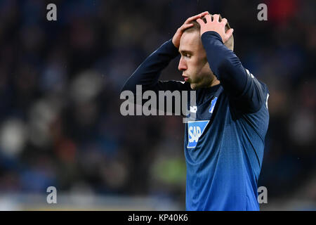 Berlin, Allemagne. 13 Décembre, 2017. Hoffenheim est Pavel Kaderabek au cours de gestes la Bundesliga match de foot entre 1899 Hoffenheim et le VfB Stuttgart dans le Rhein-Neckar-Arena de Berlin, Allemagne, 13 décembre 2017. (CONDITIONS D'EMBARGO - ATTENTION : En raison de la lignes directrices d'accréditation, le LDF n'autorise la publication et l'utilisation de jusqu'à 15 photos par correspondance sur internet et dans les médias en ligne pendant le match.) Crédit : Uwe Anspach/dpa/Alamy Live News Banque D'Images