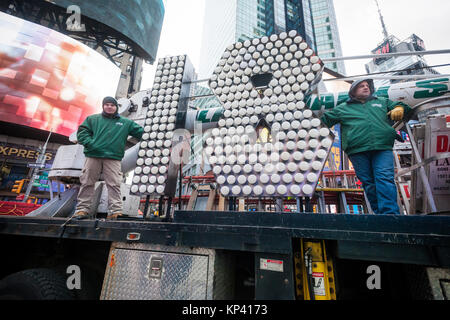 New York, USA. 13 Décembre, 2017. Les travailleurs de vue Signes & Electric livrer les deux sept pieds de hauteur de chiffres '1' et '8' à Times Square à New York le Mercredi, Décembre 13, 2017 . Le '18' fera partie de l'écran led au sommet d'un Times Square, qui s'allume jusqu'à minuit le 1er janvier 2018 de l'orthographe de "'. Le nombre de sept pieds de haut utiliser des ampoules LED économe en énergie qui durera toute l'année, ne jamais avoir à être modifié. ( © Richard B. Levine) Credit : Frances Roberts/Alamy Live News Banque D'Images