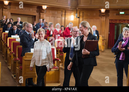 Stockholm, Suède, le 13 décembre, 2017. Séminaire avec le prix Nobel de la paix, l'ICAN, est tenue aujourd'hui au Riksdag Josefin Lind (à gauche), Urban Ahlin et Beatrice Fihn arrive au séminaire./Barbro Bergfeldt/Alamy live news Banque D'Images