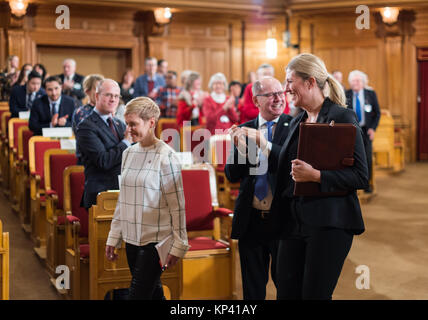 Stockholm, Suède, le 13 décembre, 2017. Séminaire avec le prix Nobel de la paix, l'ICAN, est tenue aujourd'hui au Riksdag Josefin Lind (à gauche), Urban Ahlin et Beatrice Fihn arrive au séminaire./Barbro Bergfeldt/Alamy live news Banque D'Images