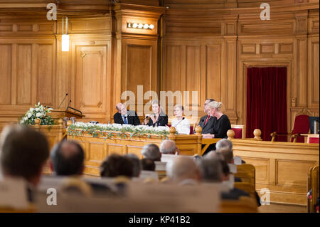 Stockholm, Suède, le 13 décembre, 2017. Séminaire avec le prix Nobel de la paix est tenue aujourd'hui au Parlement. Les participants à la table sont appel Ahlin urbain (à gauche), Béatrice Fihn, Josefin Lind, Olle Thorell, Sofia Arkelsten /Barbro Bergfeldt/Alamy live news Banque D'Images