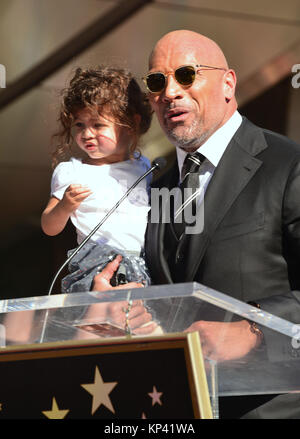 Los Angeles, USA. 13 Décembre, 2017. Dwayne Johnson 18 étoiles, et de sa fille Jasmine Dwayne Johnson honoré avec une étoile sur le Hollywood Walk of Fame à Los Angeles. Décembre 13, 2017. Credit : Tsuni/USA/Alamy Live News Banque D'Images