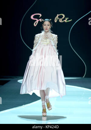 Wuhan, province du Hubei en Chine. 13 Décembre, 2017. Un modèle présente une création conçue par Guo Pei pendant 2017 Wuhan Fashion Week à Wuhan, capitale de la province du Hubei en Chine centrale, le 13 décembre 2017. Crédit : Chen Jianli/Xinhua/Alamy Live News Banque D'Images