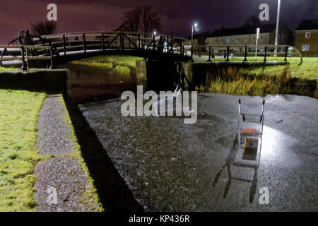 Glasgow, Scotland, UK 14 décembre. Météo Royaume-uni:Gel nuit glace sur le Forth and Clyde canal à l'Linnvale Bascule Bridge défait les vandales tente d'immerger un chariot. Gerard crédit Ferry/Alamy news Banque D'Images