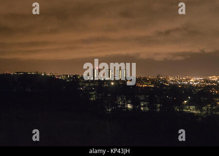 Clydebank, Écosse, Royaume-Uni. 14 Décembre, 2017. Les astronomes amateurs et les photographes à travers le Royaume-Uni ont bravé des conditions près du point de congélation, et la menace de neige, d'essayer d'entrevoir l'Géminides de météore. Pour de nombreux observateurs, toutefois, la couverture nuageuse généralisée et la pollution lumineuse dans les zones urbaines telles que Glasgow l'embarras de l'occasion. D'autres sont restés à l'intérieur pour regarder les nombreux flux en direct qui ont été de la radiodiffusion dans le monde. Credit : Iain McGuinness/Alamy Live News Banque D'Images