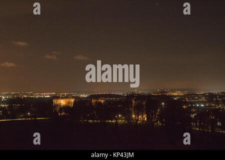 Clydebank, Dalmuir, Ecosse, Royaume-Uni. 14 Décembre, 2017. Les astronomes amateurs et les photographes à travers le Royaume-Uni ont bravé des conditions près du point de congélation, et la menace de neige, d'essayer d'entrevoir l'Géminides de météore. Pour de nombreux observateurs, toutefois, la couverture nuageuse généralisée et la pollution lumineuse dans les zones urbaines telles que Glasgow l'embarras de l'occasion. D'autres sont restés à l'intérieur pour regarder les nombreux flux en direct qui ont été de la radiodiffusion dans le monde. Credit : Iain McGuinness/Alamy Live News Banque D'Images