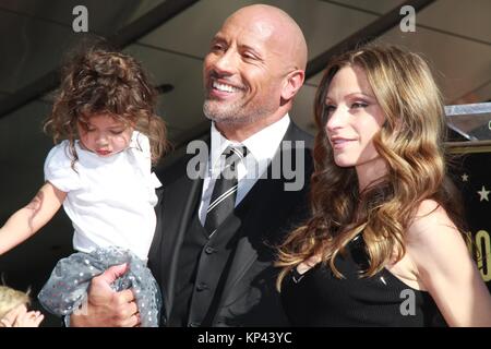 Hollywood, Californie, USA. 13 Décembre, 2017. J15944CHW.Chambre Hollywood honore Dwayne Johnson avec étoile sur le Hollywood Walk of Fame.6801 Hollywood Blvd, Hollywood, CA, USA.12/13/2017.JASMINE JOHNSON, DWAYNE JOHNSON ET LAUREN HASHIAN . © H.Clinton Wallace/Photomundo/ International Inc Photos Credit : Clinton Wallace/Globe Photos/ZUMA/Alamy Fil Live News Banque D'Images